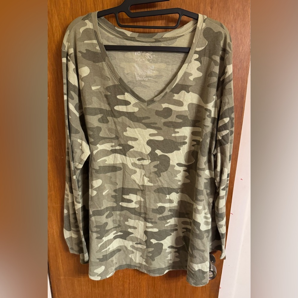 Ladies long sleeve camo tee by Terra & Sky, GUC, size 1X (16W - 18W)